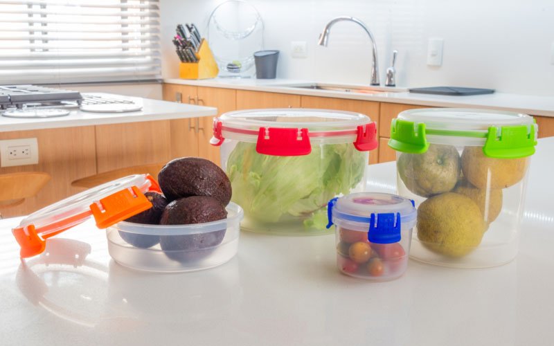 Por qué los recipientes plásticos no son buenos para conservar estos  alimentos?
